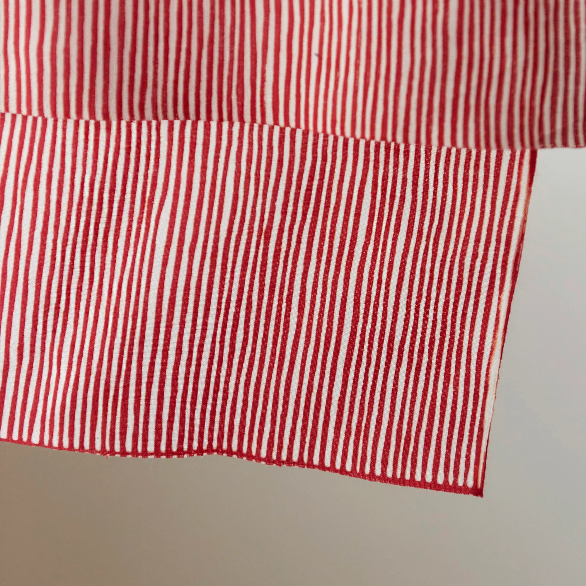 Tenugui mit roten Linien