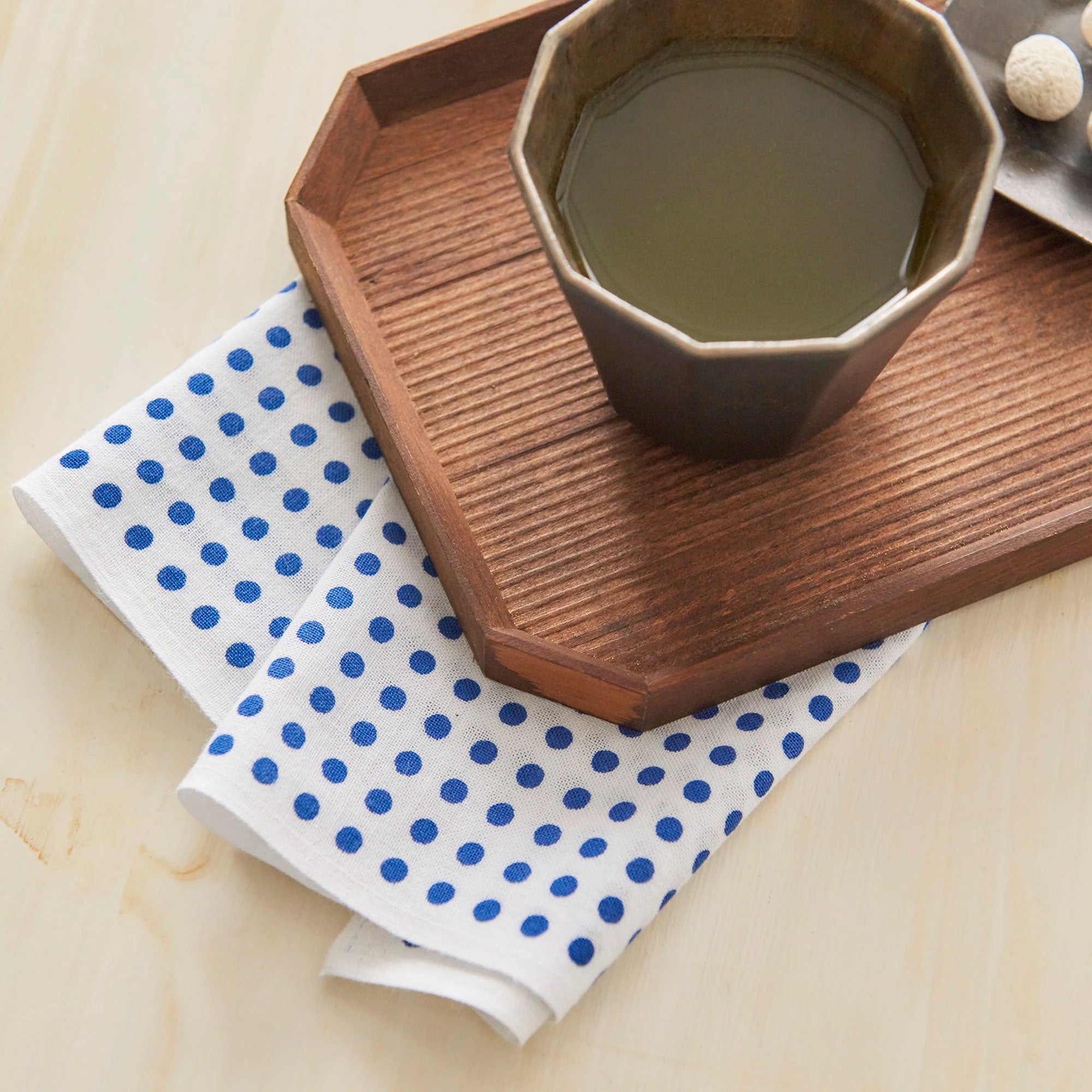 Tenugui mit blauen Punkten