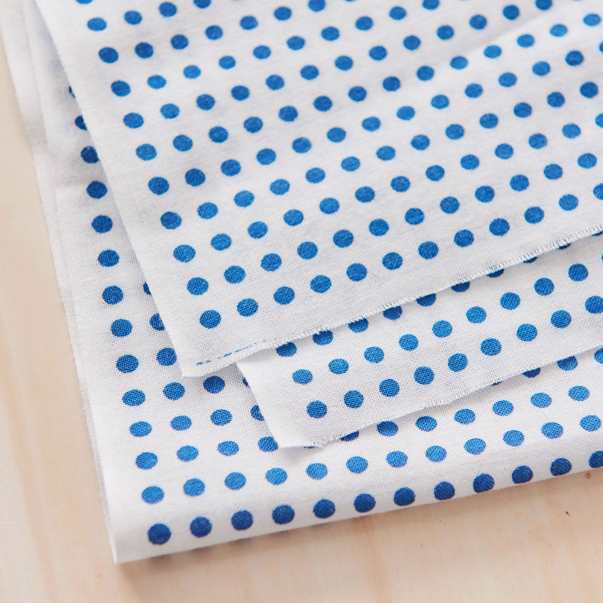 Tenugui mit blauen Punkten