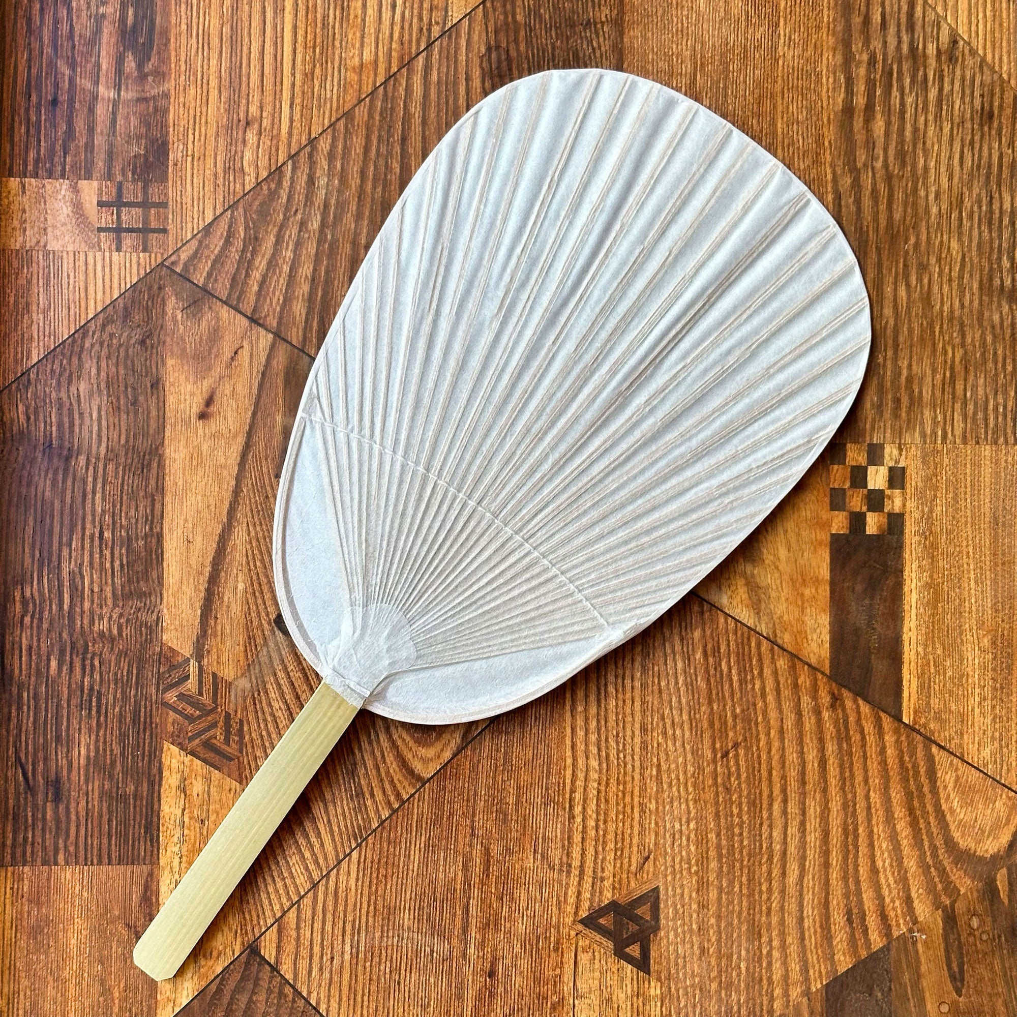 Schmaler Uchiwa Fächer aus Bambus und Papier
