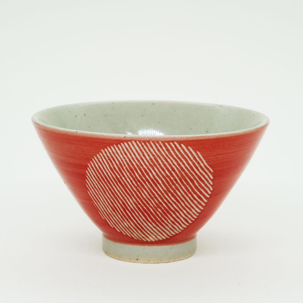Rote Keramik-Schale mit Streifenmuster