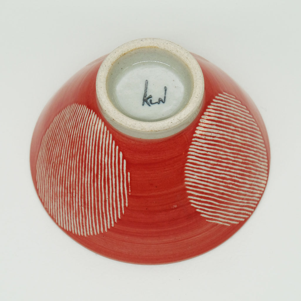 Rote Keramik-Schale mit Streifenmuster