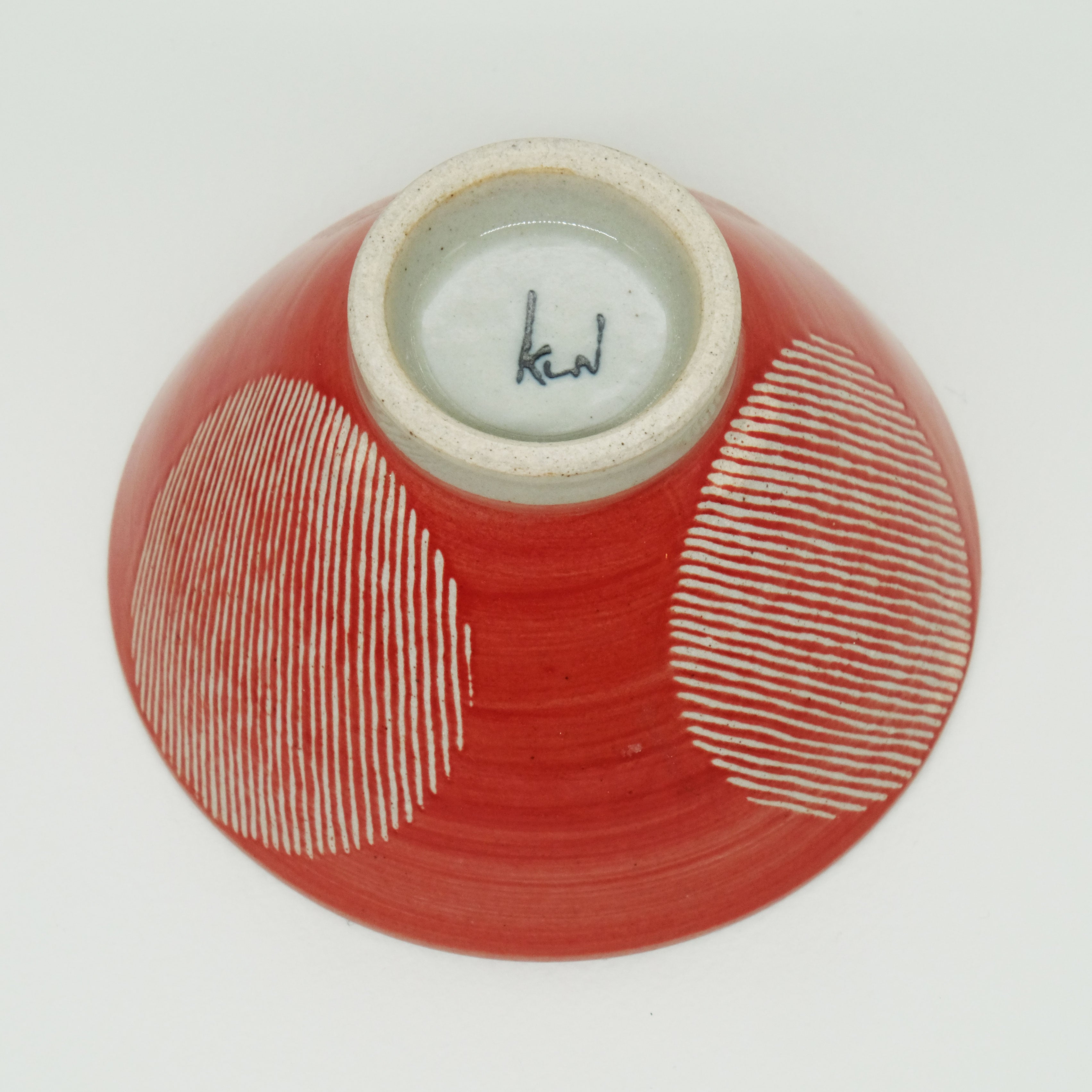 Rote Keramik-Schale mit Streifenmuster