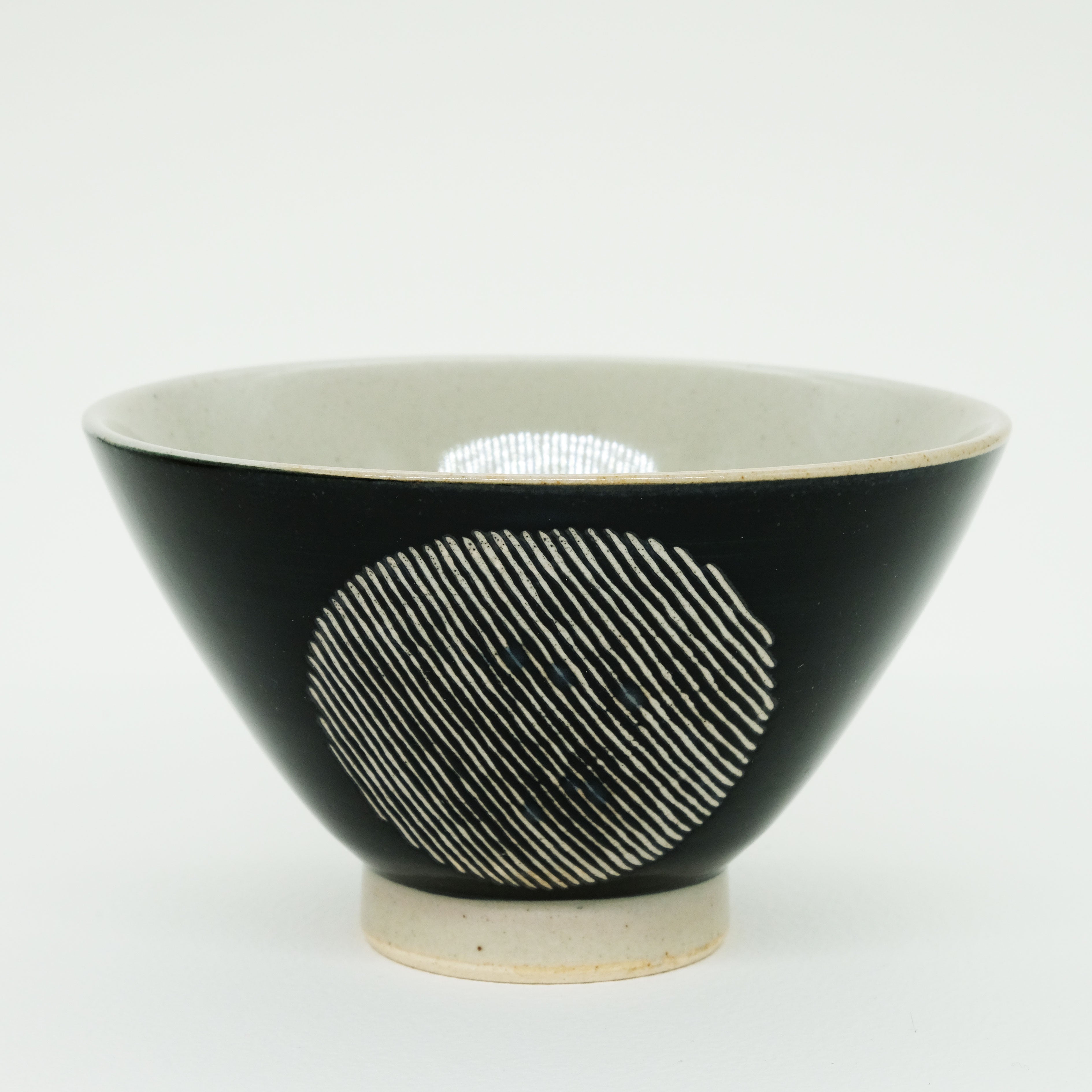 Schwarze Keramik-Schale mit Streifenmuster