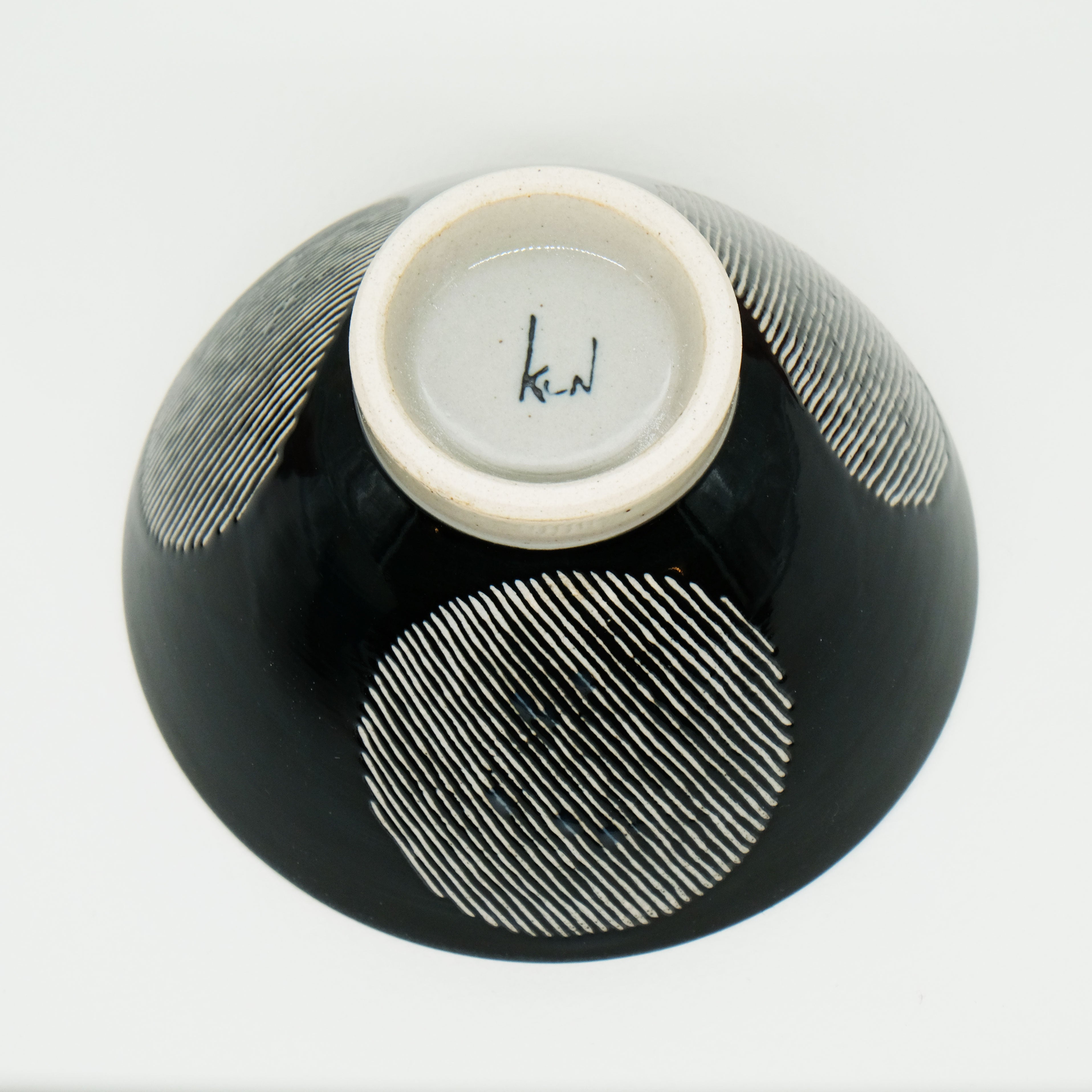 Schwarze Keramik-Schale mit Streifenmuster